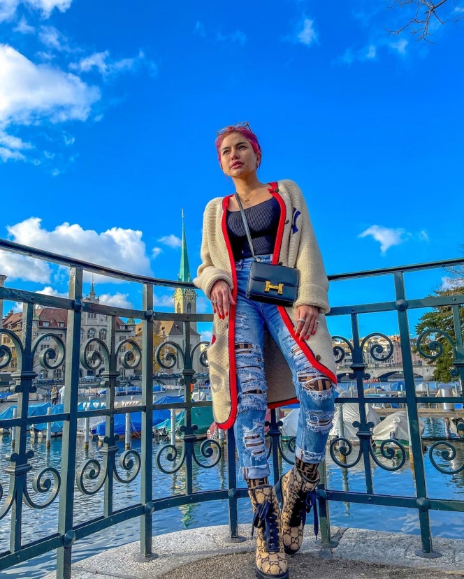 Gaya Nikita Mirzani Saat Jalan-Jalan ke Eropa, Baju Branded dan Rambut Ungunya Curi Perhatian