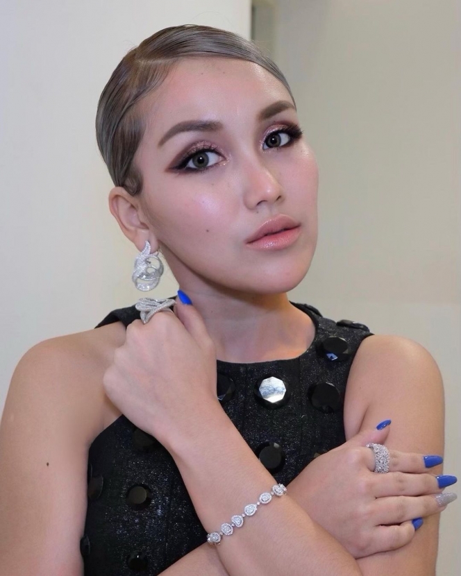 9 Potret Pesona Ayu Ting Ting dengan Rambut Baru Berwarna Silver, Makin Mirip K-Pop Idol!