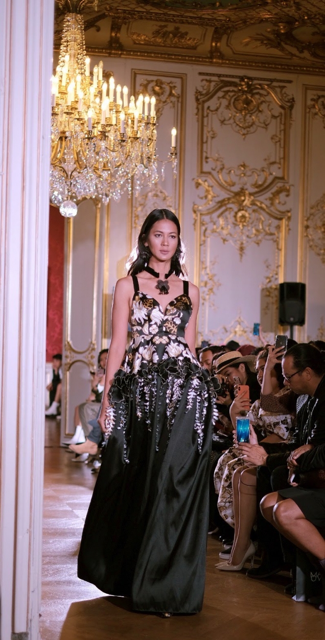 Potret 7 Selebriti Lakukan Fashion Show di Luar Negeri, Dinda Hauw Tampil Anggun Berhijab