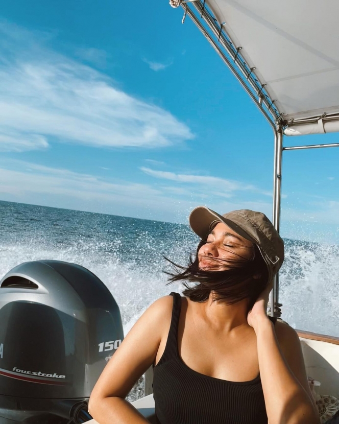 7 Pesona Naysilla Mirdad saat Bermain Air di Lautan, Cantik Natural Tanpa Sentuhan Makeup!