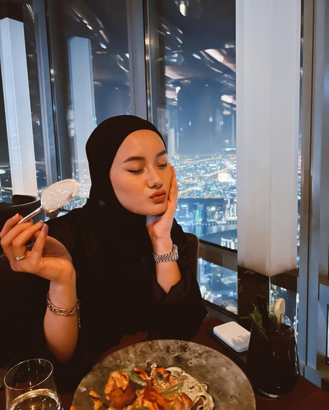 10 Potret Rey Mbayang dan Dinda Hauw Dinner Romantis di Burj Khalifa, Pemandangannya Kece Parah!