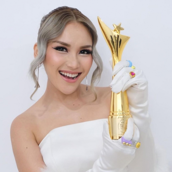 Serba Putih Bak Idol K-Pop, Berikut 8 Gaya Ayu Ting Ting Hadiri Penghargaan Anugrah Dangdut Indonesia