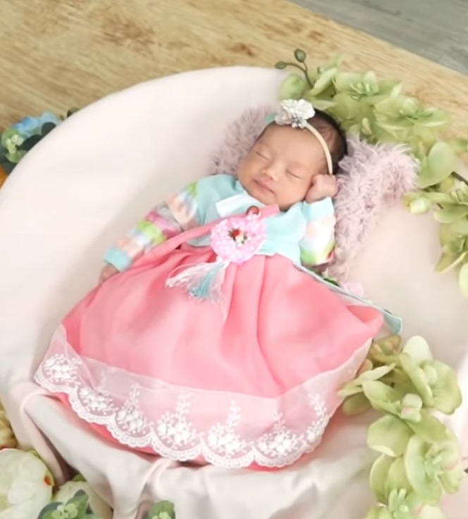 Ini Sederet BTS Photoshoot Baby Bible Anak Felicya Angelista dengan Berbagai Tema, Udah Jago Pose!
