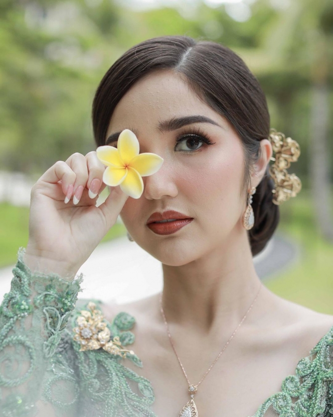 11 Potret Sonia Fergina Miss Universe Indonesia 2018 Saat Misa Midodareni, Cantik Berkebaya!