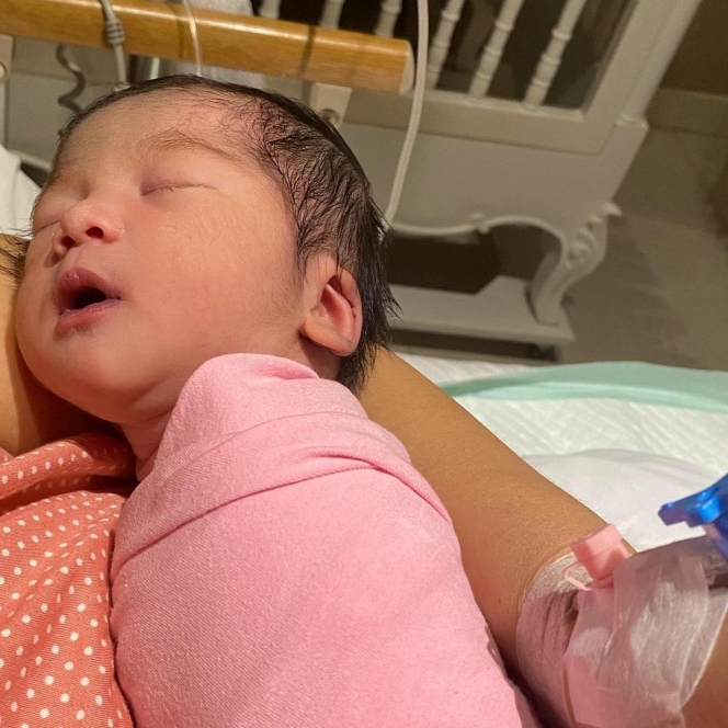 13 Potret Baby Nakeya, Anak Keempat Nola B3 yang Baru Lahir Tapi Parasnya Cantik Banget!