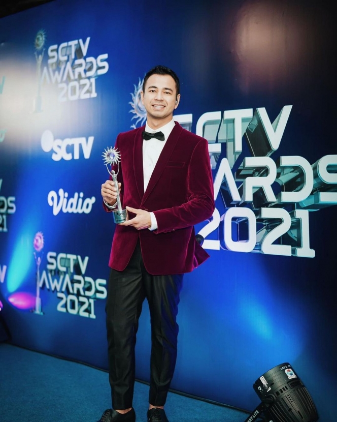 Potret Raffi Ahmad Dapat Penghargaan Presenter Paling Ngetop 2021, Dedikasikan Piala Buat Baby R