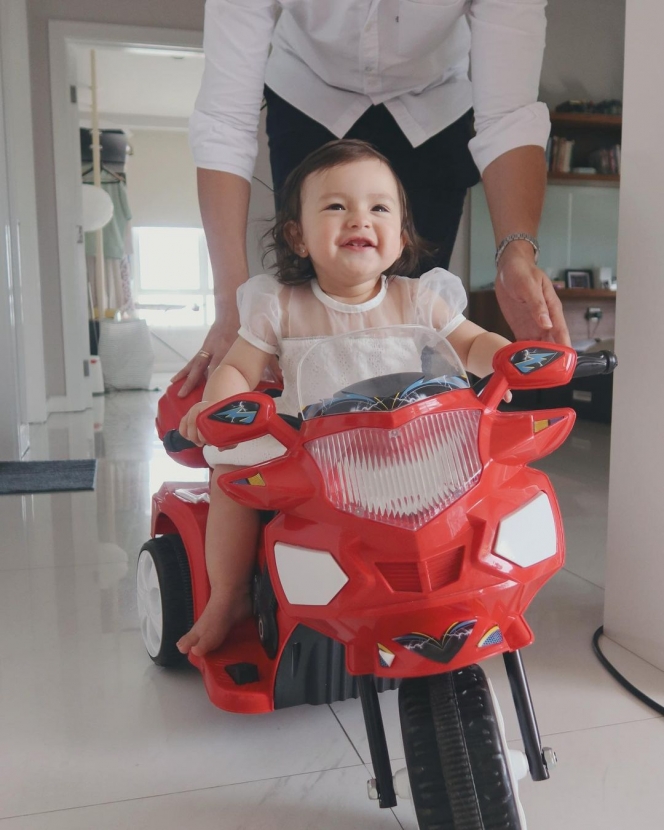 Potret Gemoy Baby Chloe Naik Motor-motoran Pakai Gaun, Ekspresi Bahagianya Gemesin Banget!