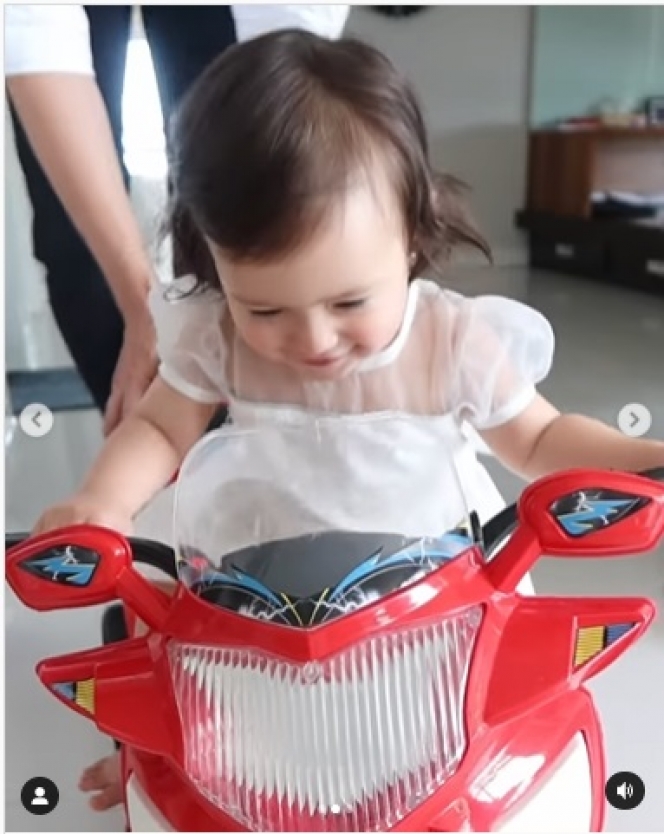 Potret Gemoy Baby Chloe Naik Motor-motoran Pakai Gaun, Ekspresi Bahagianya Gemesin Banget!