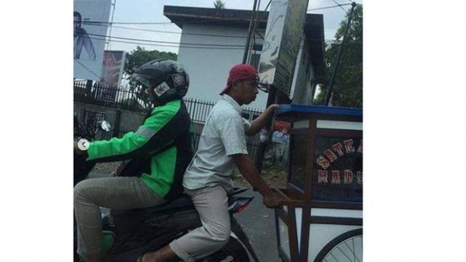 9 Potret Driver Ojol Bawa Barang Nyeleneh, Bikin Heran!
