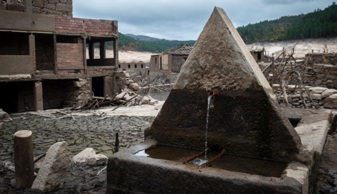 11 Potret Desa Aceredo yang Muncul Kembali Setelah 30 Tahun Tenggelam  