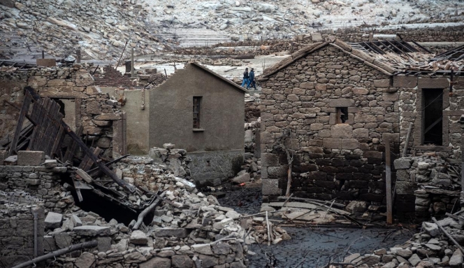 11 Potret Desa Aceredo yang Muncul Kembali Setelah 30 Tahun Tenggelam  