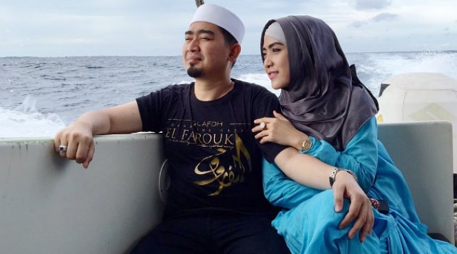 Sang Istri Dihujat Netizen Karena Pamer, Berikut 6 Sumber Kekayaan Ustadz Solmed