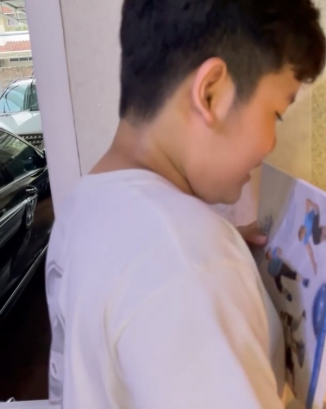 Sampek Keringetan, Ivan Anak Inul Daratista Belajar Bikin Mie Instan sampai Bawa Buku Buat Tameng