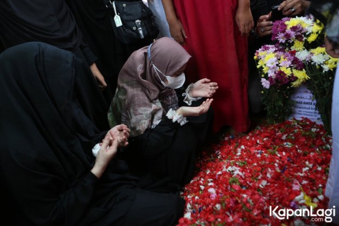 11 Momen Pemakaman Ameer Azzikra, Diiring Isak Tangis Orang-orang Terdekat