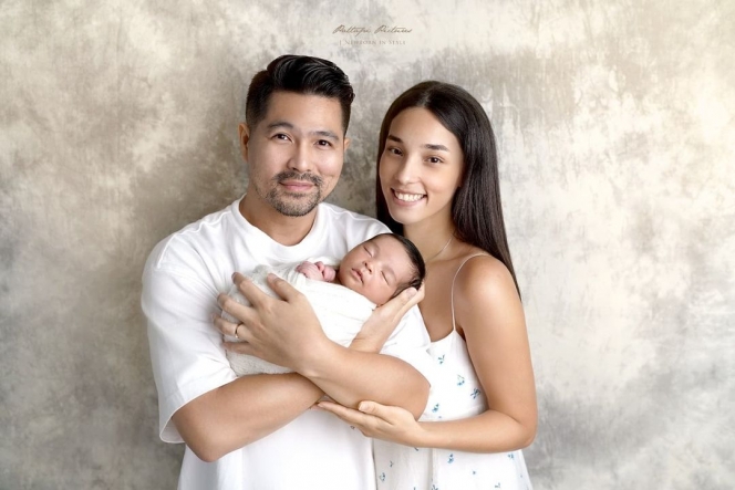7 Photoshoot Newborn Baby Aizen Anak Erick Iskandar, Bibit Gantengnya Sudah Terlihat Sejak Dini