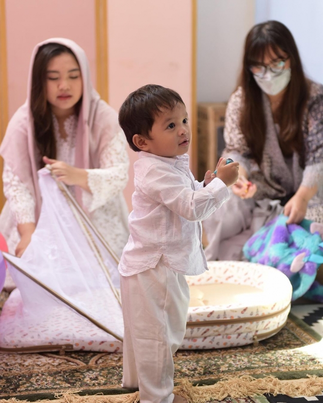 10 Momen Akikah Baby Mecca Anak Kedua Arief Muhammad, Tingkah Sang Kakak Gemesin!