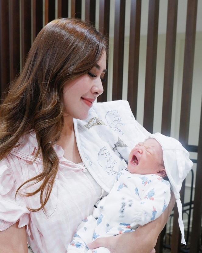7 Potret Zayn dan Zuney saat Pertama Kali Ketemu Baby Rayyanza, Netizen: Keluarga Good Looking