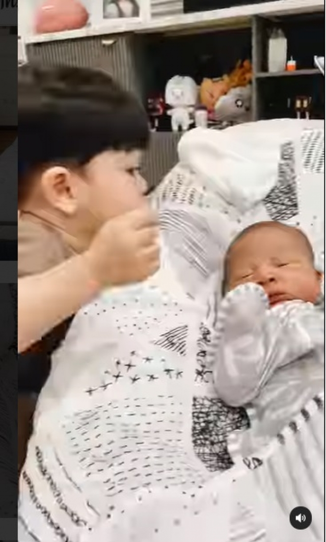 7 Potret Zayn dan Zuney saat Pertama Kali Ketemu Baby Rayyanza, Netizen: Keluarga Good Looking