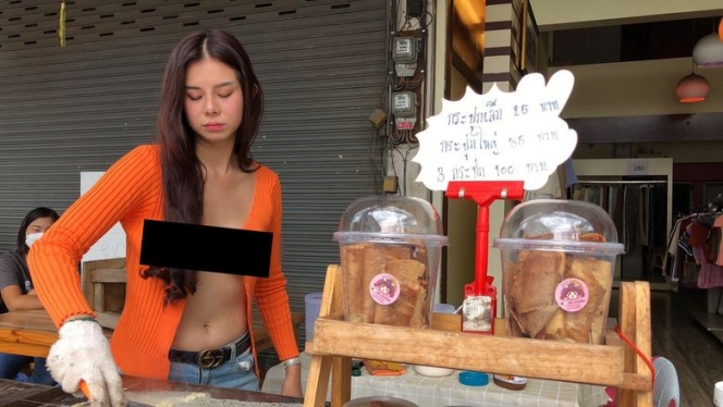 Bukan Karna Enak, ini Potret Penjual Pancake Cantik yang Viral Gegara Gak Pakai Bra