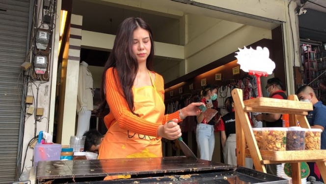Bukan Karna Enak, ini Potret Penjual Pancake Cantik yang Viral Gegara Gak Pakai Bra