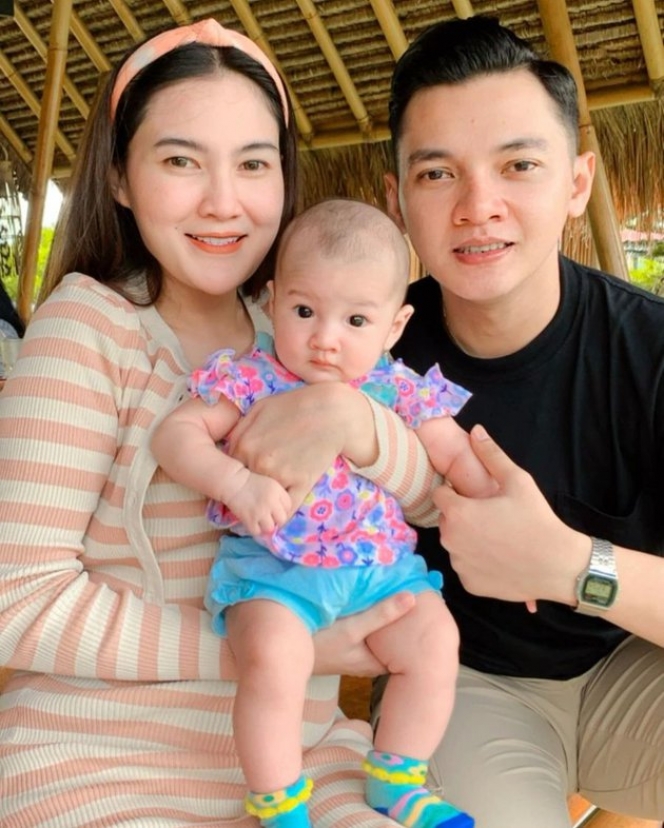 7 Potret Terbaru Baby Gendhis Anak Nella Kharisma dan Dorry Harsa, Cantiknya Disebut Bule Jawa!
