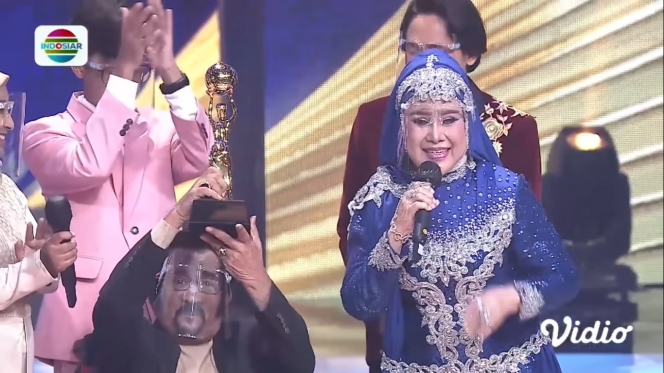 Penuh Haru, Ini Momen Hamdan ATT Menerima Penghargaan Lifetime Achievement di Indonesian Dangdut Awards 2021