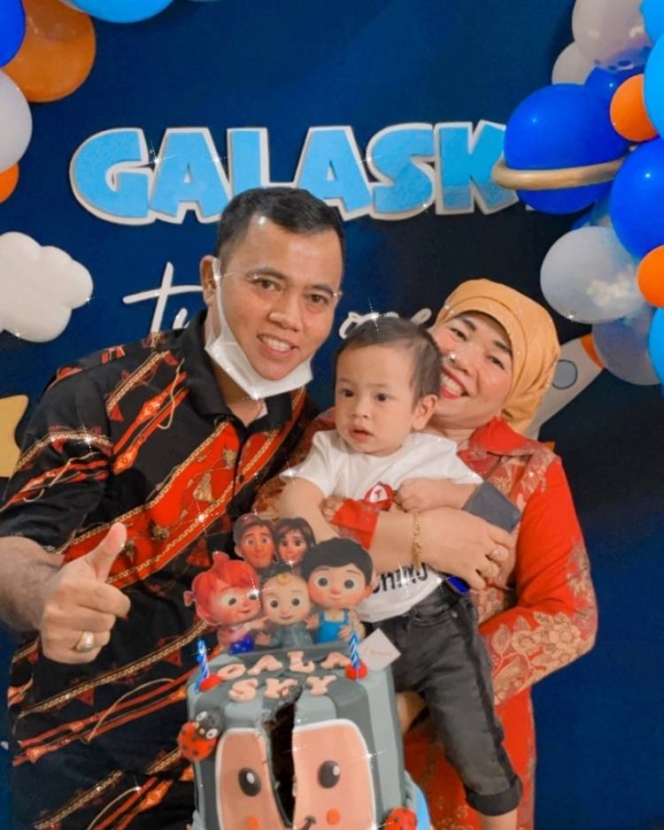 8 Potret Faisal Ayah Bibi Ardiansyah Momong Gala Sky, Diajak Main sampai Solat Bareng!