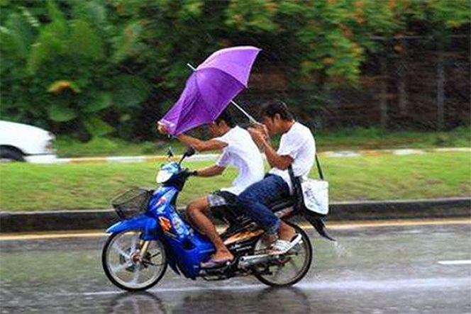 Inspirasi untuk Musim Hujan, Begini 15 Inovasi Cara Pakai Payung Paling Canggih