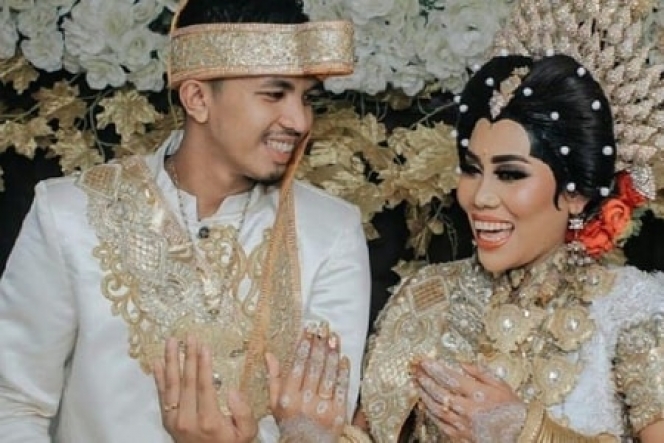 Potret Pernikahan Selebriti Pakai Baju Adat Bugis Makassar, Pesonanya Makin Terpancar!