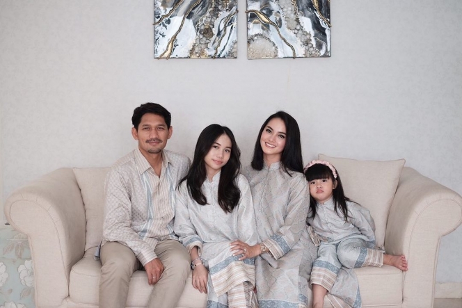 7 Potret Kebersamaan Ririn Ekawati dan Jasmine Abeng, Ibu-Anak Rasa Kakak-Adik nih
