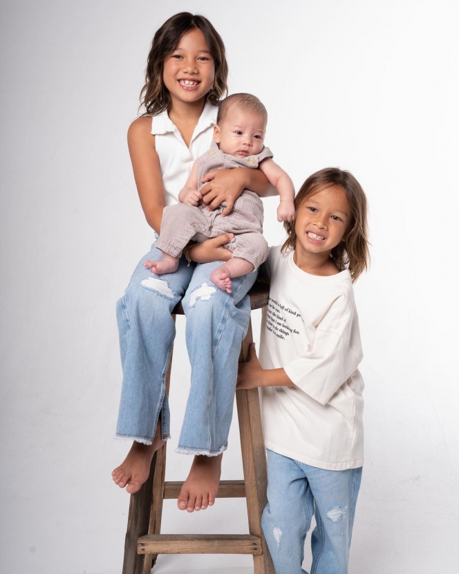 9 Potret Kompak Anak Jennifer Bachdim yang Akur, Sibling Goals Banget!