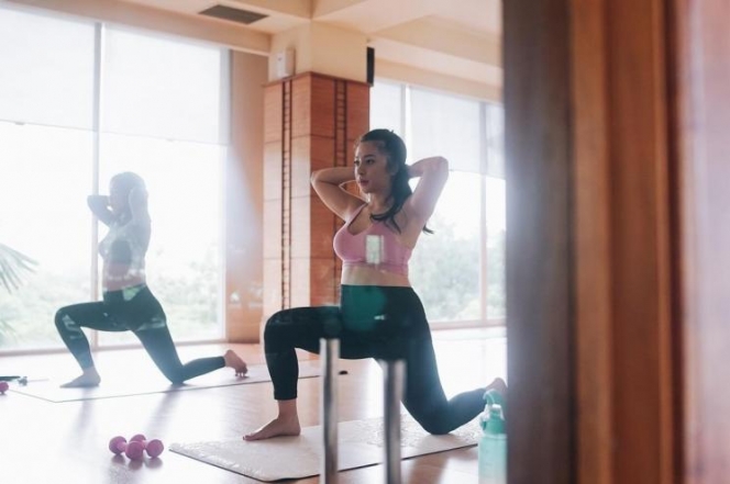 Rajin Olahraga Saat Hamil, Ini Momen Nikita Willy Lakukan Prenatal Pilates Bareng Sahabat