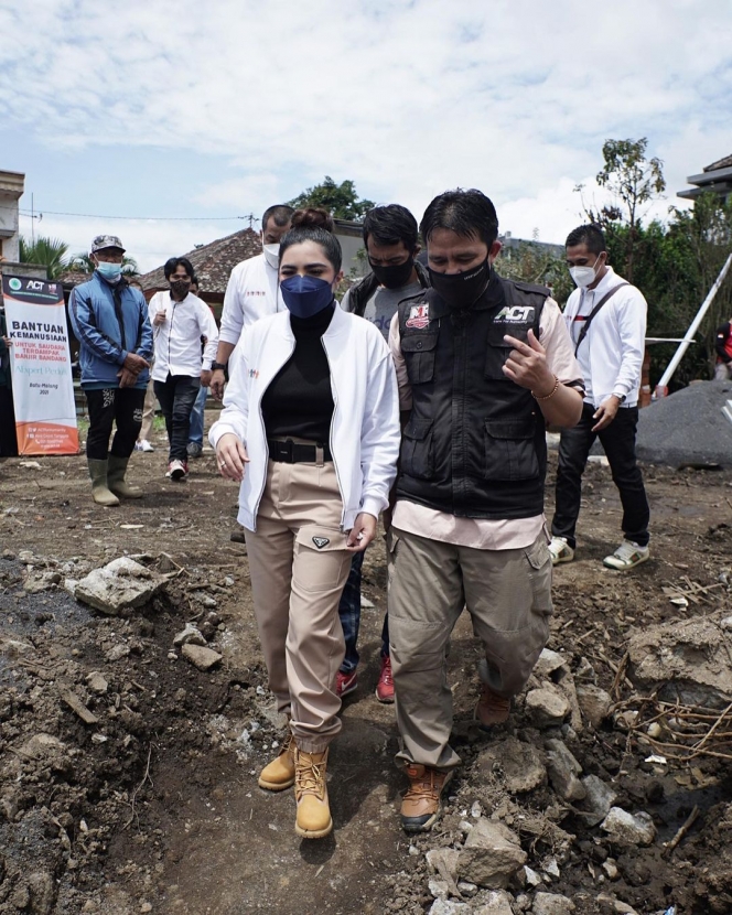 9 Potret Ashanty Terjun Langsung Bantu Korban Dampak Banjir Bandang Malang, Aksinya Tuai Pujian