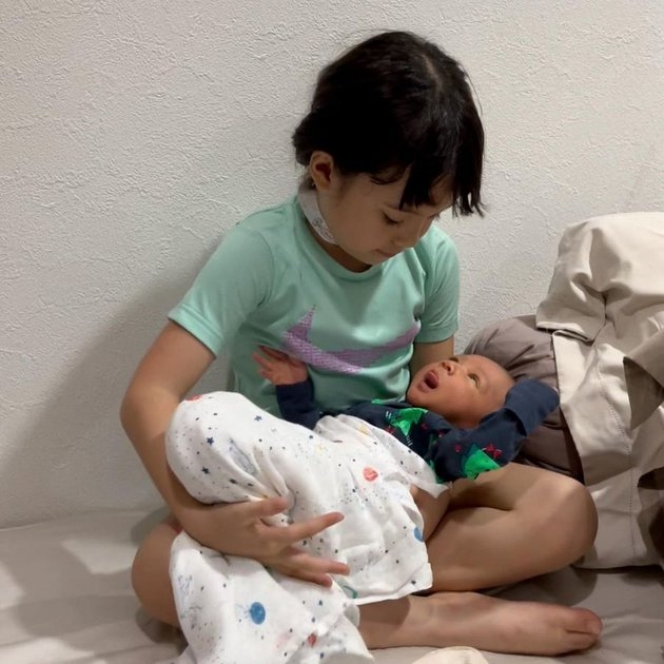 7 Potret Gemas Gempi Saat Gendong Baby Rayyanza, Ketagihan Sampai Pengen Punya Adik Sendiri!