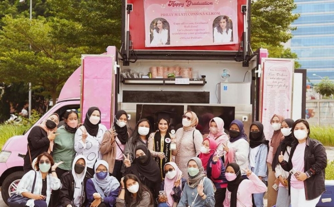 Udah Kayak Aktor Korea, Ini 9 Potret Prilly Latuconsina Dapat Hadiah Food Truck dari Penggemar