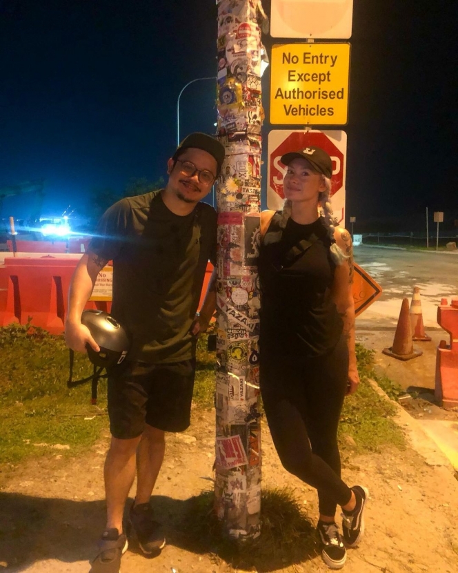 Pilih Menetap di Singapura, Ini 10 Potret Terbaru Kemesraan Derby Romero dan Istri