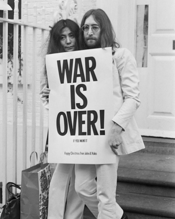 7 Potret Yoko Ono Istri dari John Lennon The Beatles