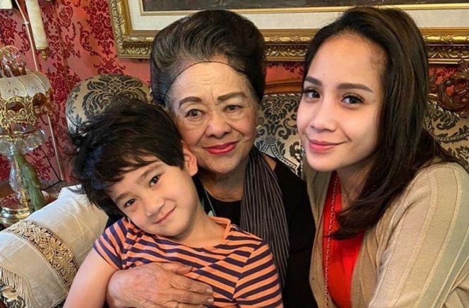 8 Potret Nenek Raffi Ahmad, Tetap Kece dan Fashionable di Umur 87 Tahun