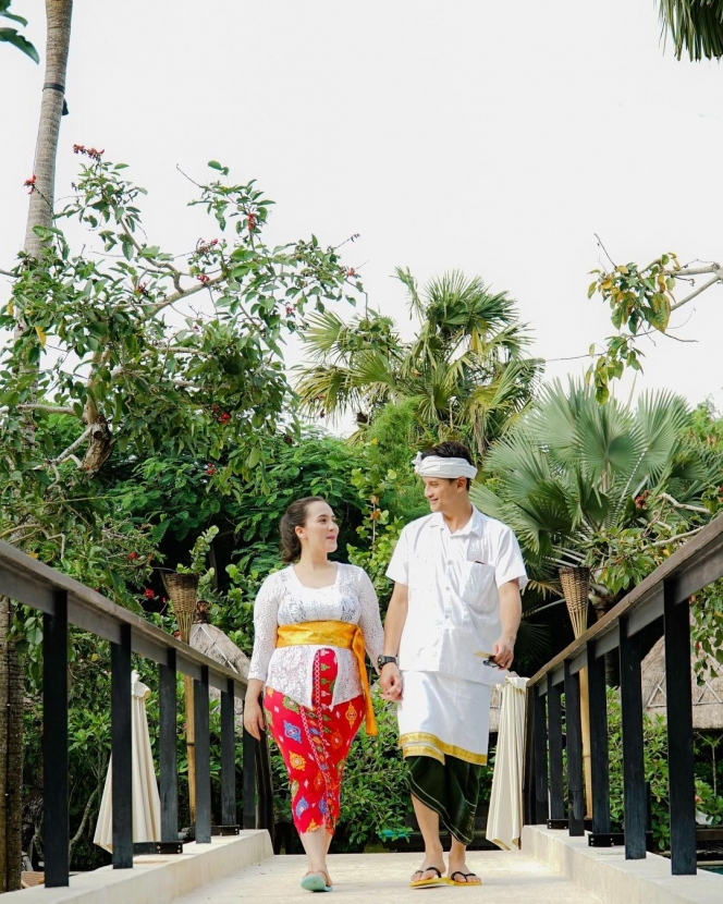 Pesona Lidi Brugman Pakai Kebaya Bali, Baby Bumb Anak Keduanya Curi Perhatian