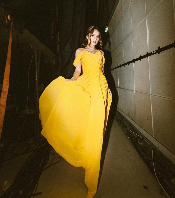 Ini Pesona Cinta Laura Jadi Princess Belle Pakai Gaun Kuning, Cantiknya Gak Abis-Abis!
