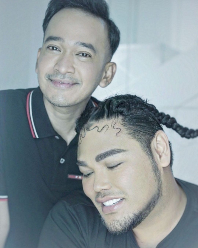 Potret Ivan Gunawan dengan Model rambut Kepang, Pamer Wajah Tirus Makin Manly