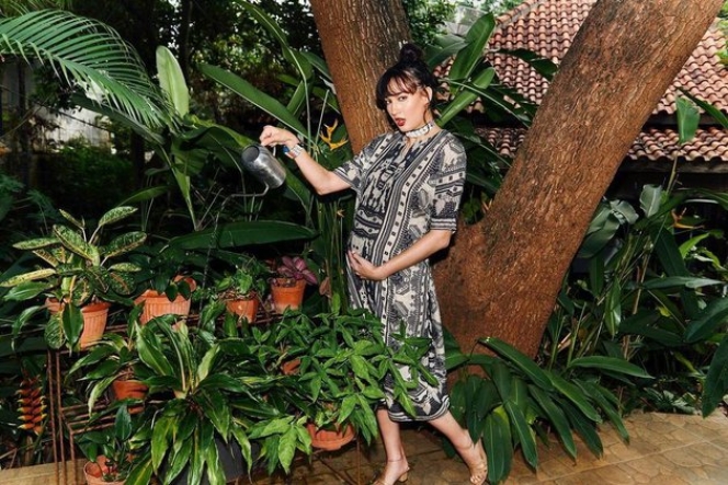 Bumil Gemes, Ini 8 Potret Tarbaru Nadine Chandrawinata Tampil Fresh dengan Gaya Rambut Baru