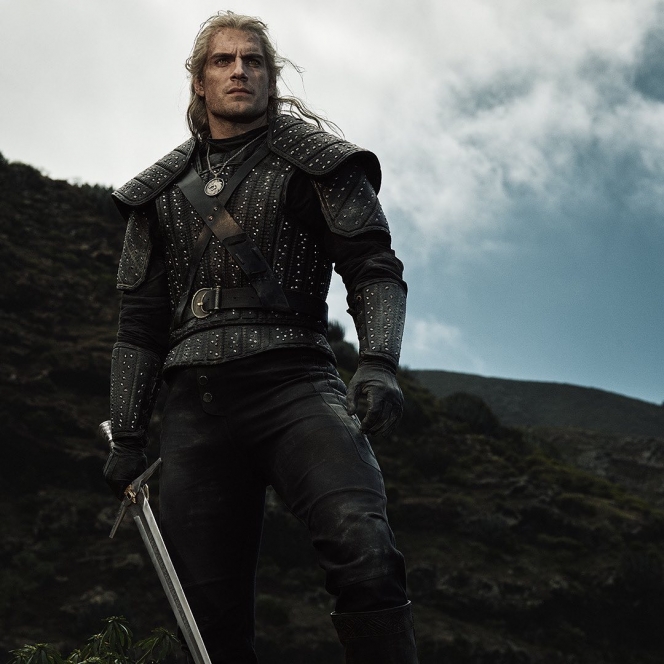Jadi Tokoh Utama di The Witcher, Ini Potret Henry Cavill Perankan Geralt of Rivia
