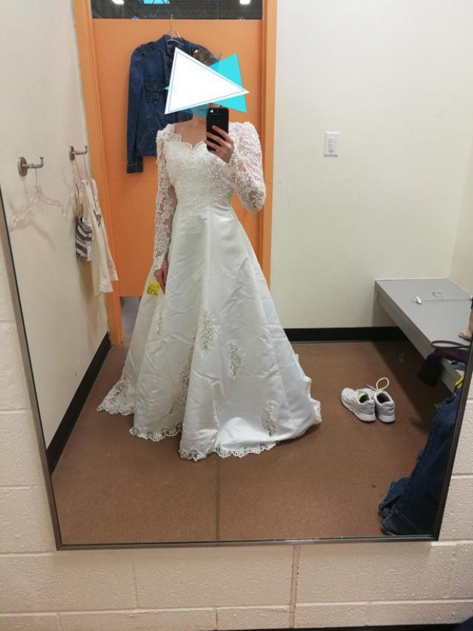 Deretan Foto Pengantin Kenakan Gaun Bekas dari Thrift Shop Berharga Murah, Ada yang Cuman Rp. 43 Ribu Saja lho!