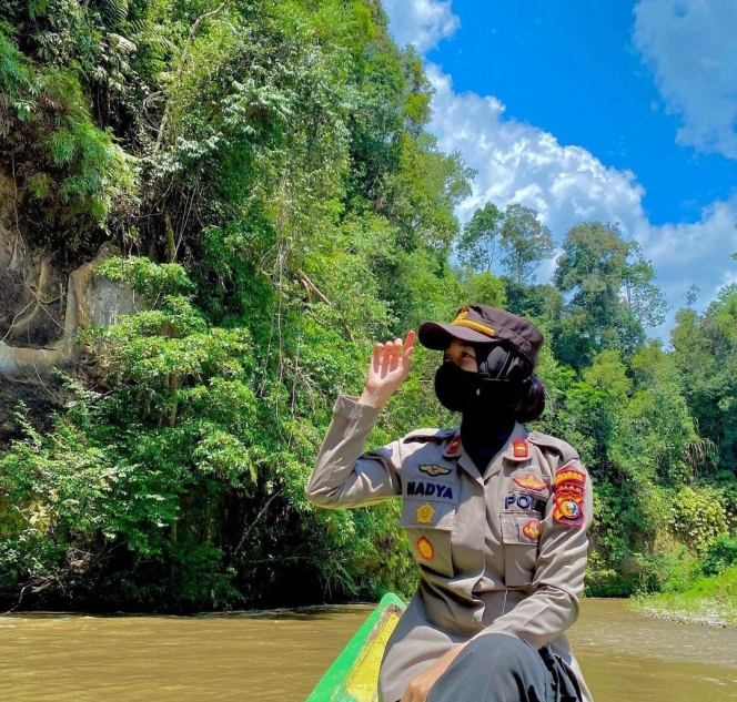 Potret Cantik Ipda Nadya Ayu, Kapolsek Termuda se-Indonesia yang Gak Risih Patroli ke Hutan