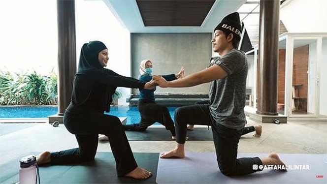 Potret 10 Selebriti Jalani Prenatal Yoga Bareng Pasangan, Kompak Dukung Kehamilan Istri!
