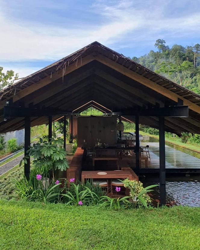 11 Potret Vila Nicholas Saputra di Pinggir Hutan Sumatera, Ada Gajahnya!