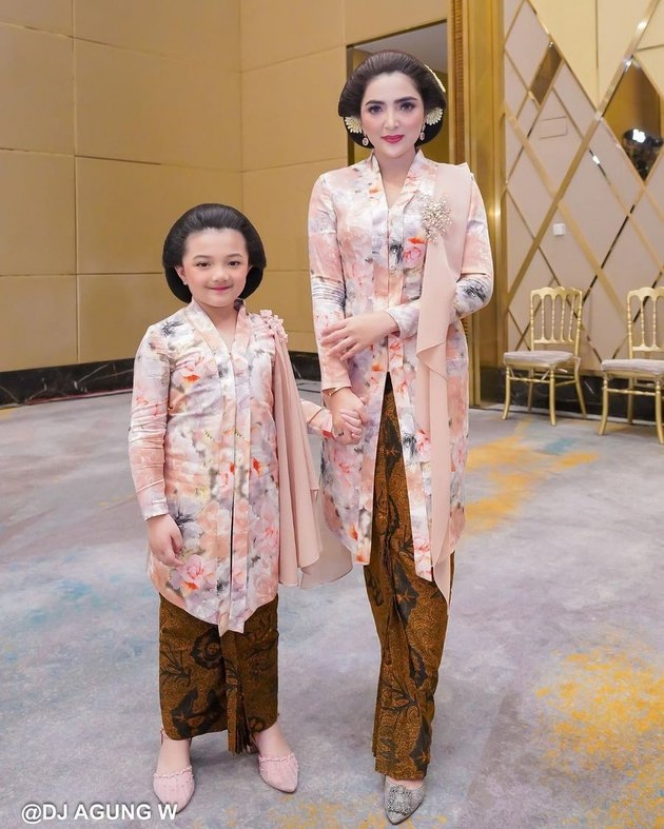 Pakai Kebaya dan Sanggul, Ini Potret Adu Gaya Arsy dan Amora Memesona Seperti Gadis Jawa