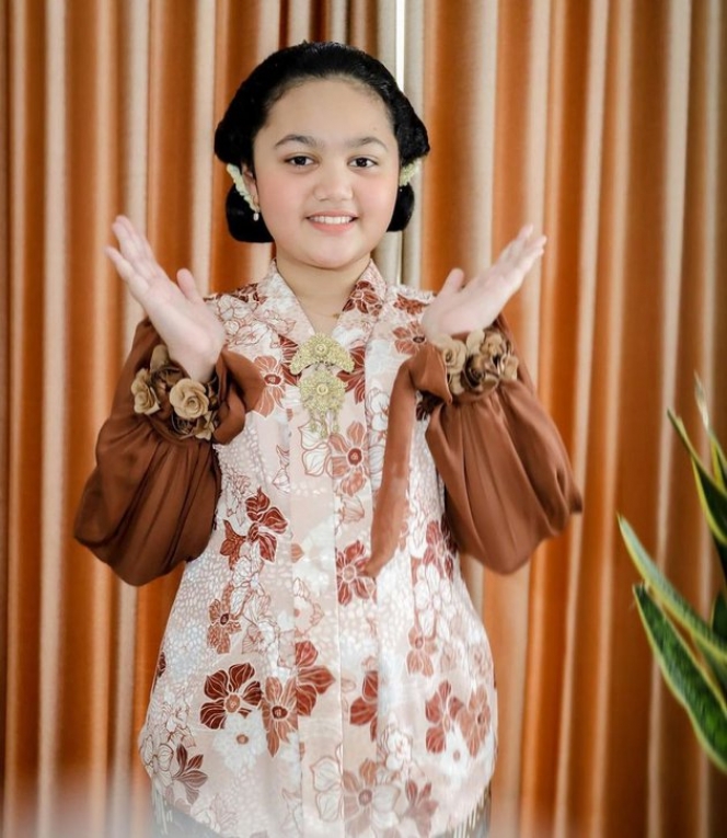 Pakai Kebaya dan Sanggul, Ini Potret Adu Gaya Arsy dan Amora Memesona Seperti Gadis Jawa