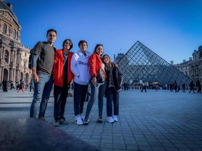Akhirnya Kumpul Keluarga, Ini Potret Darius Sinathrya Kunjungi Anak Sulungnya yang Sekolah di Paris